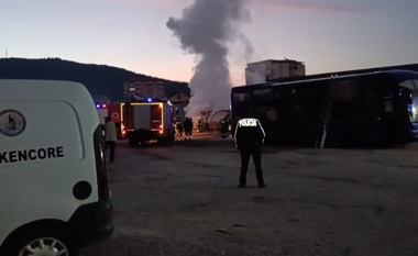 Ish-parku i automjeteve në Lushnje përfshihet nga flakët, tre autobusë janë shkrumbuar tërësisht, ndërsa…