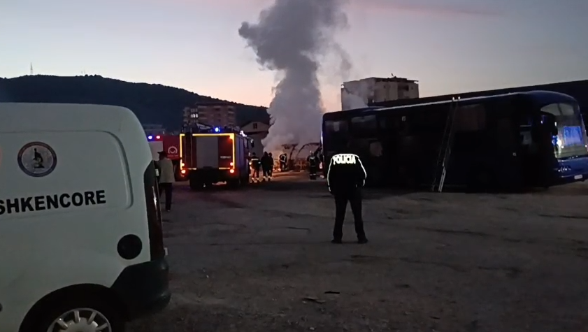 Ish-parku i automjeteve në Lushnje përfshihet nga flakët, tre autobusë janë shkrumbuar tërësisht, ndërsa…