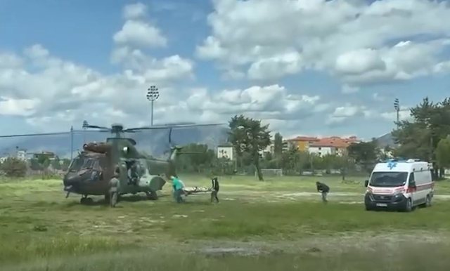 Ra aksidentalisht nga çatia e kishës në Korçë, prifti niset me helikopter drejt Traumës
