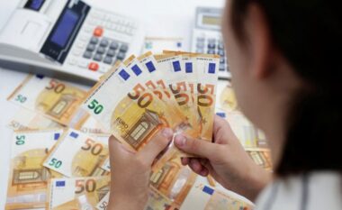 Këmbimi valutor/ Çfarë po ndodh sot me monedhat e huaja? Me sa po blihen dhe shiten dollari dhe euro