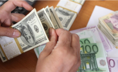 Këmbimi valutor/ Çfarë po ndodh sot me monedhat e huaja? Ja me sa po blihen dhe shiten dollari dhe euro