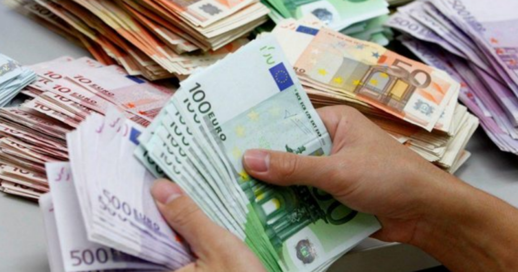 Këmbimi valutor  Çfarë po ndodh sot me monedhat e huaja  Ja me sa po blihen dhe shiten dollari dhe euro