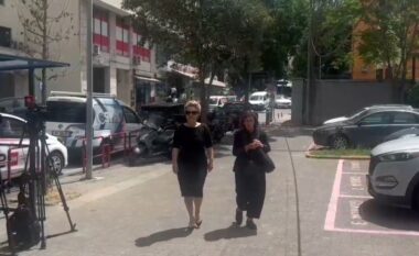 Monika Kryemadhi paraqitet në SPAK, batuta me gazetarët për veshjen me të zeza (VIDEO)