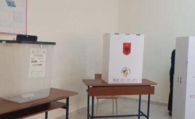 Ndërpritet votimi në një tjetër QV në Elbasan/ Persona të panjohur hyjnë në qendër, kërkohet ndërhyrja e policisë