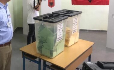 Incident në qendrën e votimit Pogradec/ Mbështetësi i PD godet komisionerin e PS pas dyshimit se i ngacmoi të bijën