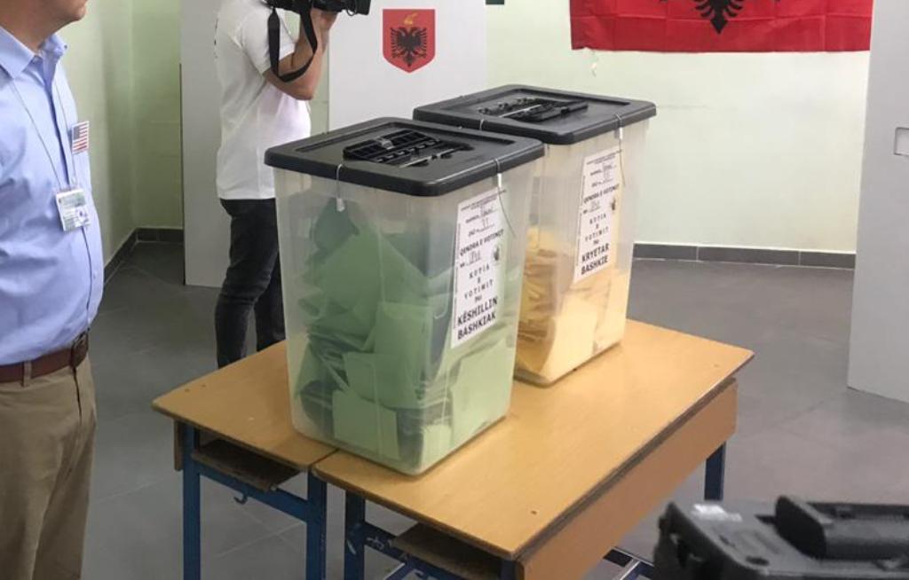 Incident në qendrën e votimit Pogradec/ Mbështetësi i PD godet komisionerin e PS pas dyshimit se i ngacmoi të bijën