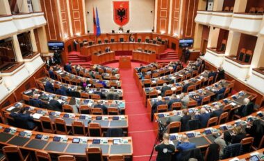 Sot seancë plenare/ PS dhe PD mobilizojnë deputetët për “betejat” e fundit, çfarë pritet të ndodhë