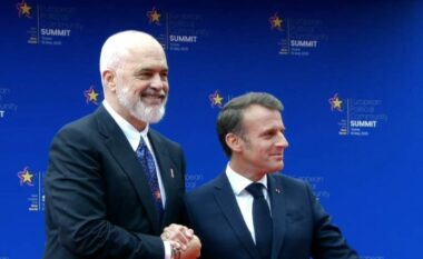 Mbërrin i fundit në Samitin e Komunitetit Politik Europian në Tiranë, Emmanuel Macron përqafim me kryeministrin Rama