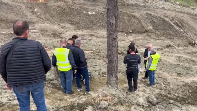 Prej tre ditësh nën dhe, ende asnjë shenjë nga trupi i 29-vjeçarit në Klos