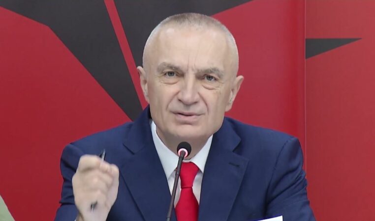 Ilir Meta voton i veshur kuq e zi: Gazetarët nuk u lejuan të hynin në qendër