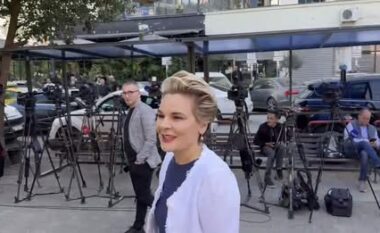 Monika Kryemadhi paraqitet në GJKKO, batuta me gazetarët: Gjithë dynjaja shkon në gjyq civil, unë vij këtu (VIDEO)