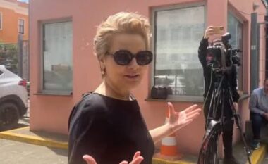 Monika Kryemadhi paraqitet në SPAK, batuta me gazetarët për veshjen me të zeza (VIDEO)