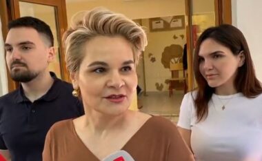 Monika Kryemadhi voton së bashku me djalin e saj: Indiferenca është vrasje e demokracisë