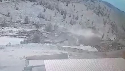 Ngjarja e rëndë/ Publikohen pamjet tragjike nga momenti i shembjes së masivit të kromit në Klos, si përfundoi nën tokë punëtori 29-vjeçar (VIDEO)