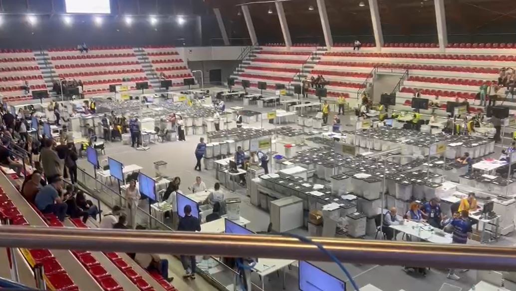 Votat e Diasporës/ Mbeten edhe 49,448 zarfa të panumëruara, KQZ merr sot vendimin për votat e Greqisë