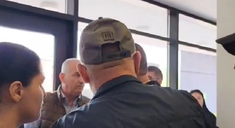 S’ka burrë nëne… Përplasje fizike mes komisionerëve në Lushnje, pezullohet votimi
