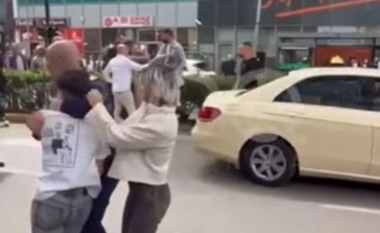 Konflikt i ashpër në mes të Tiranës, i riu i merr armën policit dhe tenton të qëllojë (VIDEO)
