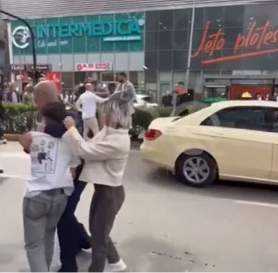 Konflikt i ashpër në mes të Tiranës, i riu i merr armën policit dhe tenton të qëllojë (VIDEO)