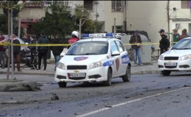 Lëndë plasëse një automjeti në Tiranë, detajet e para