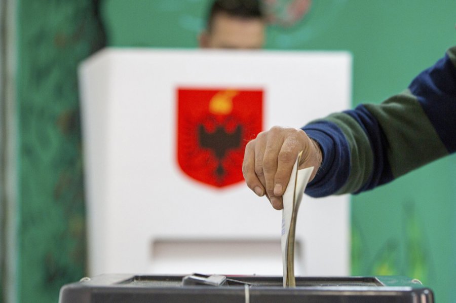Shqiptarët votojnë për Parlamentin e ri, sa është pjesëmarrja në rang vendi deri në orën 08:00