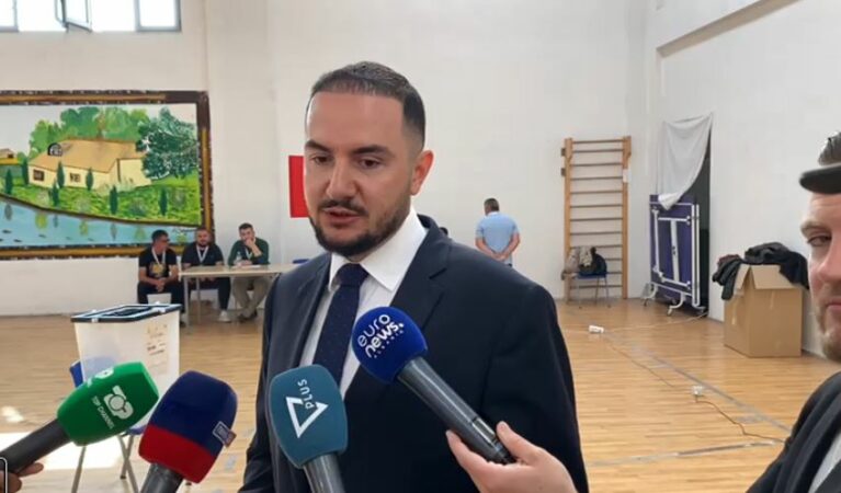 Ervin Salianji voton në burgun e Fierit, thirrje për pjesëmarrje masive: Të çlirojmë Shqipërinë