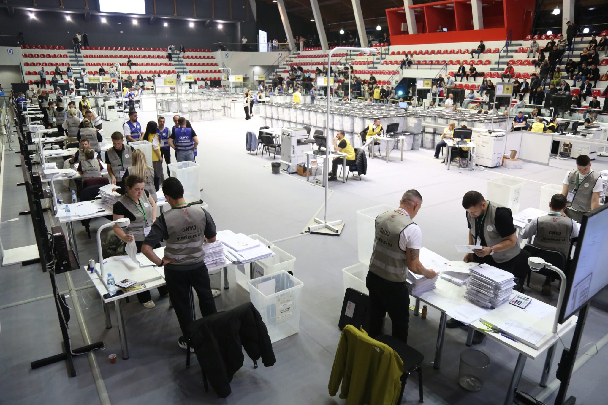 Prej më shumë se 2 orësh procesi i numërimit për votën e diasporës i ndërprerë, ja si ndahen shifrat deri tani