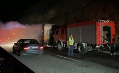 Kamioni me ushqime përfshihet nga flakët në “Rrugën e Kombit” (VIDEO)