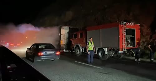 Kamioni me ushqime përfshihet nga flakët në “Rrugën e Kombit” (VIDEO)