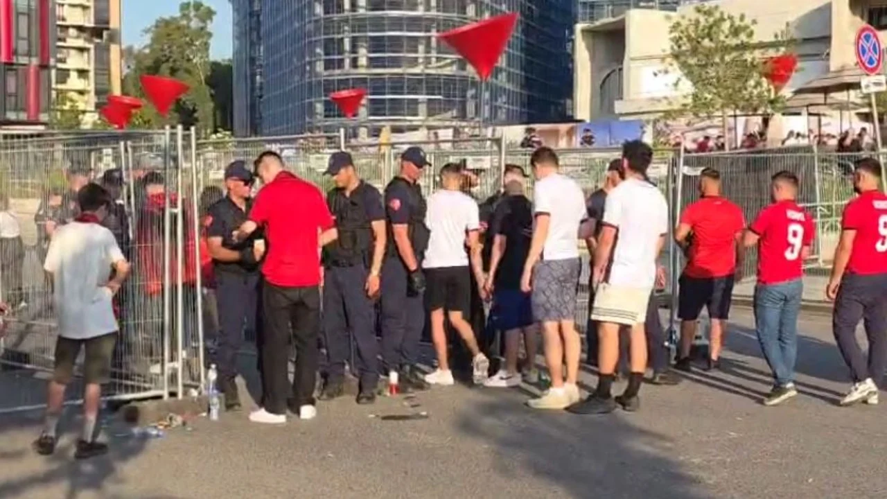 Nën masa të rrepta sigurie, tifozët shqiptarë fillojnë të “mbushin” stadiumin për ndeshjen me Serbinë