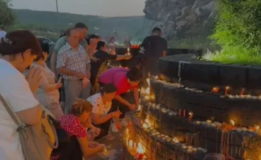 Me lutje në zemër e qirinj në duar, qytetarët përmbyllin pelegrinazhin e 13 të martave në Kishën e Shna Ndout