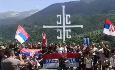 “Ne mbetemi këtu,” të rinjtë serbë tubim me simbole nacionaliste në Sevçë të Shtërpcës, shfaqin parullën me shkrimin “Çeta e guximshme”