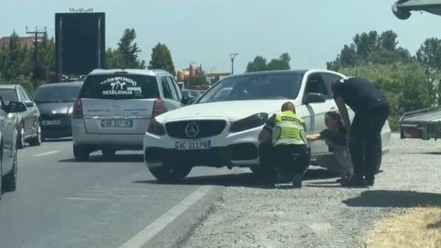 Nuk i ndaloi postbllokut, policia qëllon me armë drejt automjetit ku udhëtonte i riu, zbardhen detaje nga ngjarja (VIDEO)