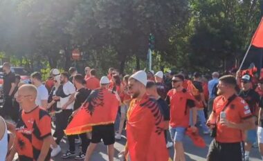 VIDEO/ Në Tiranë bëhet festë, muzikë dhe valle në prag të sfidës së shumëpritur mes Shqipërisë dhe Serbisë