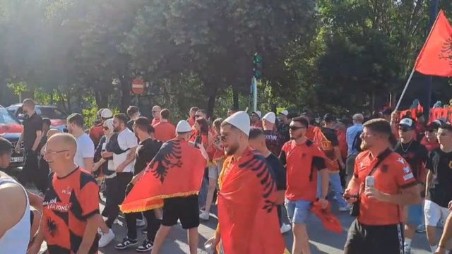 VIDEO/ Në Tiranë bëhet festë, muzikë dhe valle në prag të sfidës së shumëpritur mes Shqipërisë dhe Serbisë