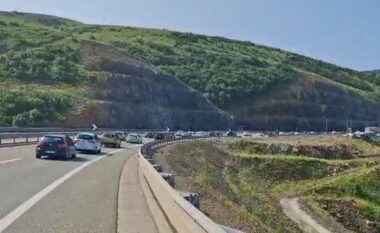 Trafik në Rrugën e Kombit, shqiptarët e Kosovës “dynden” drejt bregdetit të Shqipërisë