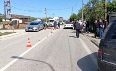 Aksident në Vlorë/ Makina përplas çiftin e turistëve të huaj tek “Plazhi i Vjetër”, dërgohen me urgjencë në spital, njëri me dëmtime në kokë