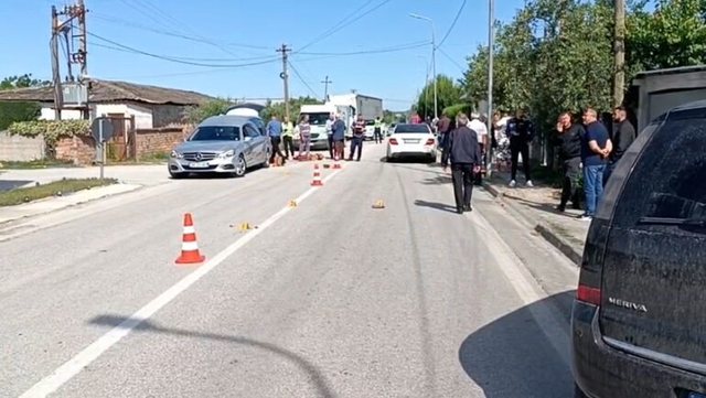 Aksident në Vlorë/ Makina përplas çiftin e turistëve të huaj tek “Plazhi i Vjetër”, dërgohen me urgjencë në spital, njëri me dëmtime në kokë