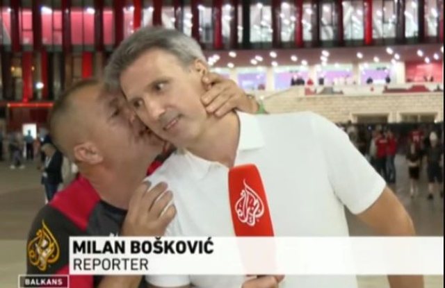 Asnjë incident në stadium, tifozi i Kombëtares puth gazetarin serb pas ndeshjes