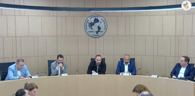 KAS vendos hapjen e 229 kutive të materialeve zgjedhore të Qarkut Vlorë