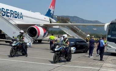 Nën masa të rrepta sigurie, policia shqiptare përcjell në Rinas skuadrën serbe