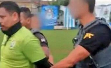 Policia arreston gjyqtarin në fushë gjatë ndeshjes, habiten lojtarët… (VIDEO)