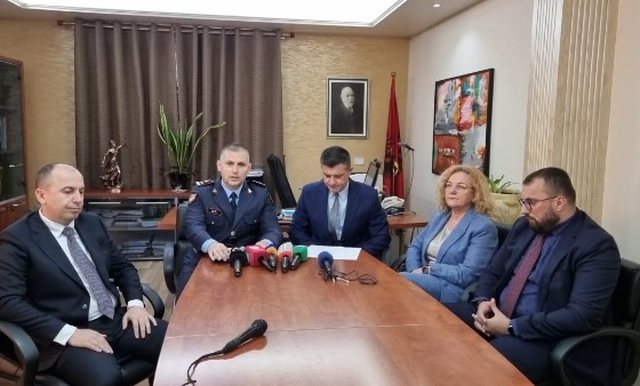 Operacioni/ Goditet grupi kriminal i trafikut të armëve në Fier, bien në pranga 4 persona