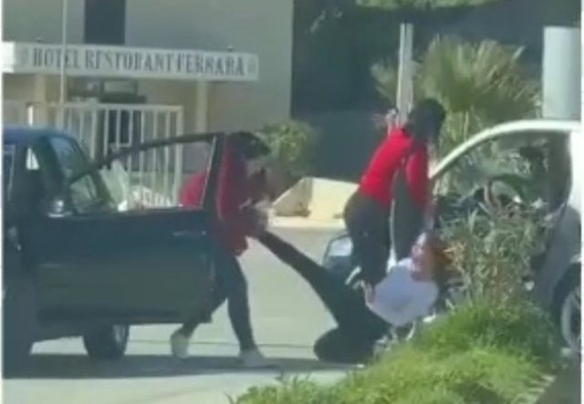 Plas sherri në Tiranë/ Vajzat kapen nga flokësh, policia zbardh detajet e para