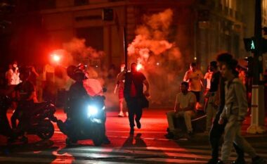 Parisi “mbulohet” nga fishekzjarrët dhe gjaku, theret me thikë një 17-vjeçar, arrestohen mbi 500 persona
