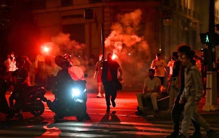 Parisi “mbulohet” nga fishekzjarrët dhe gjaku, theret me thikë një 17-vjeçar, arrestohen mbi 500 persona