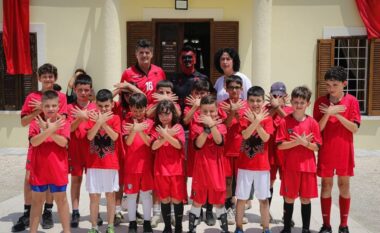 Nuk kishte si të mungonte ndaj Serbisë, tifozi me “shqiponjë” viziton Vlorën para se të zbarkojë në “Air Albania”