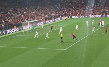 FOTO/ Reagimi i Manajt pasi humbi mundësinë e artë përballë Serbisë në “Air Albania”, e përqafon Laçi