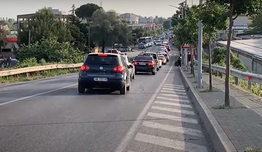 Qytetarët zgjodhën bregdetin, fluks i lartë pushuesish në Shëngjin, trafiku kilometrik deri në Milot