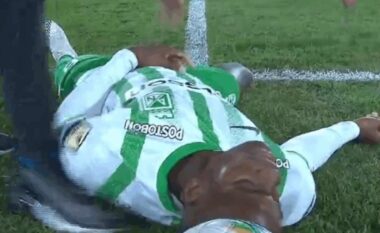 VIDEO / Momente paniku për futbollin kolumbian, shikoni kur mbrojtësi bie pa ndjenja në fushë