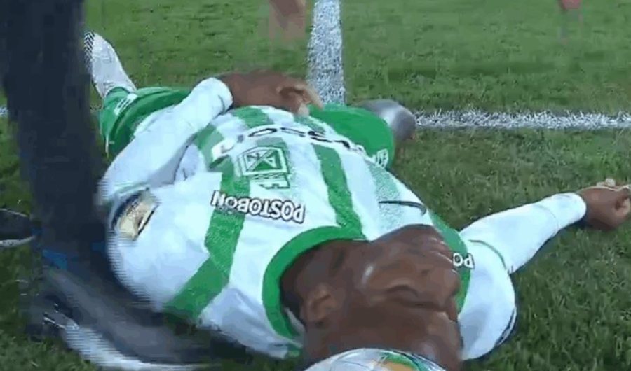 VIDEO / Momente paniku për futbollin kolumbian, shikoni kur mbrojtësi bie pa ndjenja në fushë